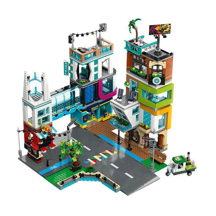 Iconic and recognizable LEGO charactersLEGO CITY 60380 Downtown