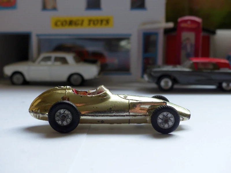 High-quality materials toys 152 BRM F1 Racing Car Trophy Edition gold plated