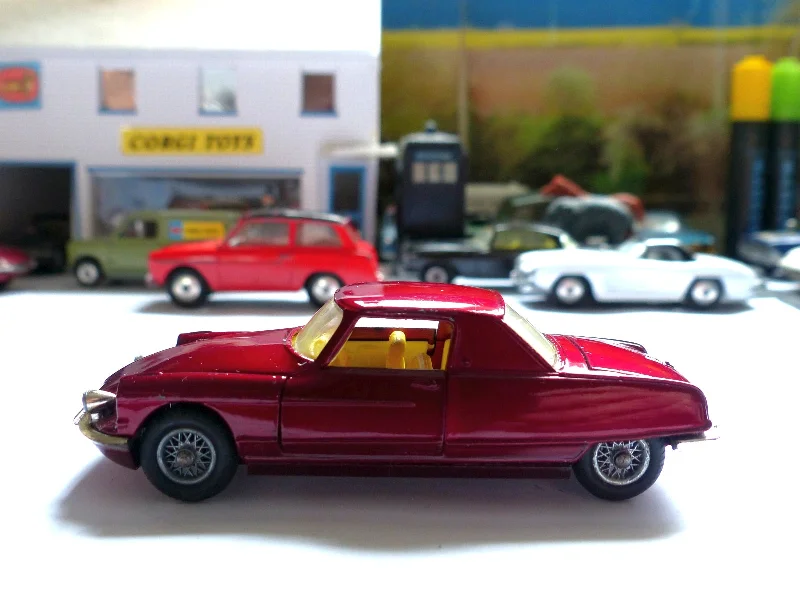 Durable toys259 Citroen 'Le Dandy' Coupé in maroon (1)