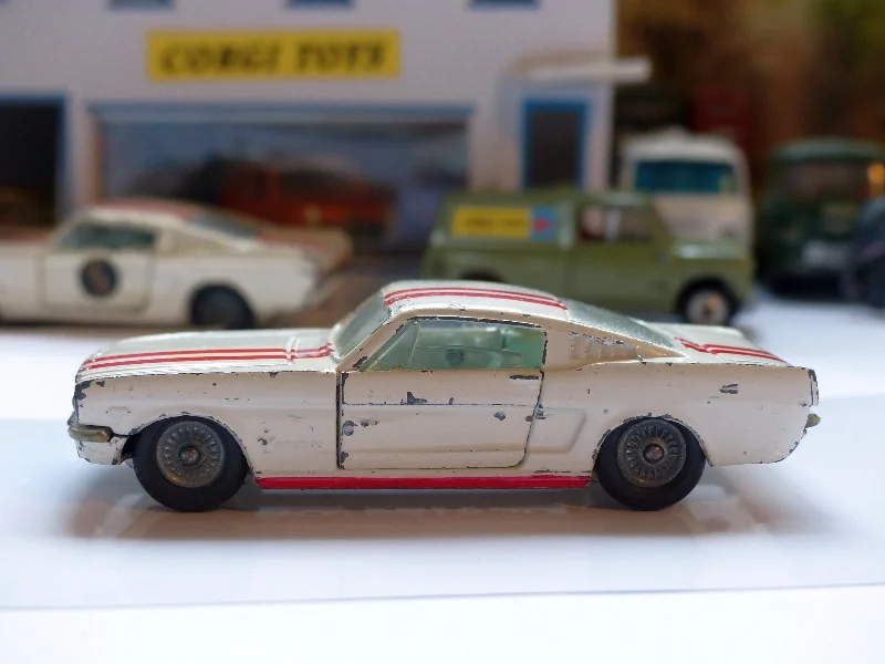 Enthusiastic toys325 Ford Mustang Competition Model with cast wheels